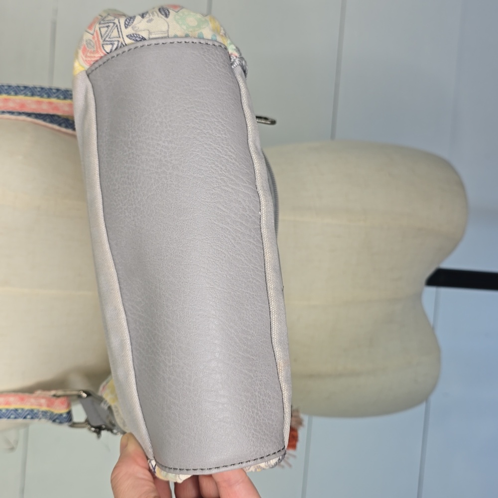 Sakroots Crossbody Bag Gray Multi Artist Circle Llama Foldover Boho - Picture 4 of 8